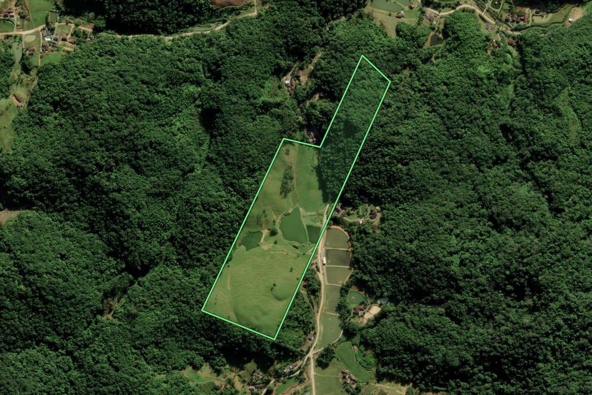 Imagem de satélite do imóvel rural em Blumenau (SC), com o contorno declarado no CAR desenhado por cima.