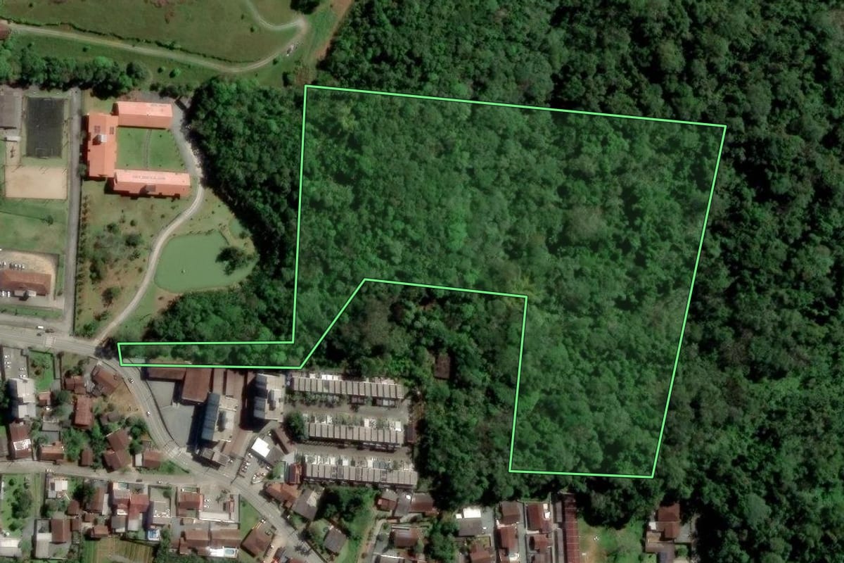 Imagem de satélite do imóvel rural em Blumenau (SC), com o contorno declarado no CAR desenhado por cima.