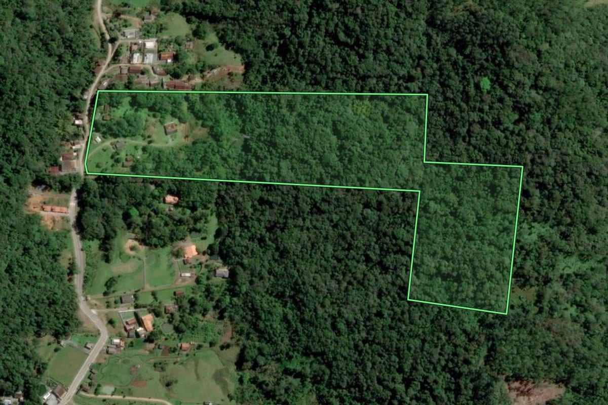 Imagem de satélite do imóvel rural em Blumenau (SC), com o contorno declarado no CAR desenhado por cima.