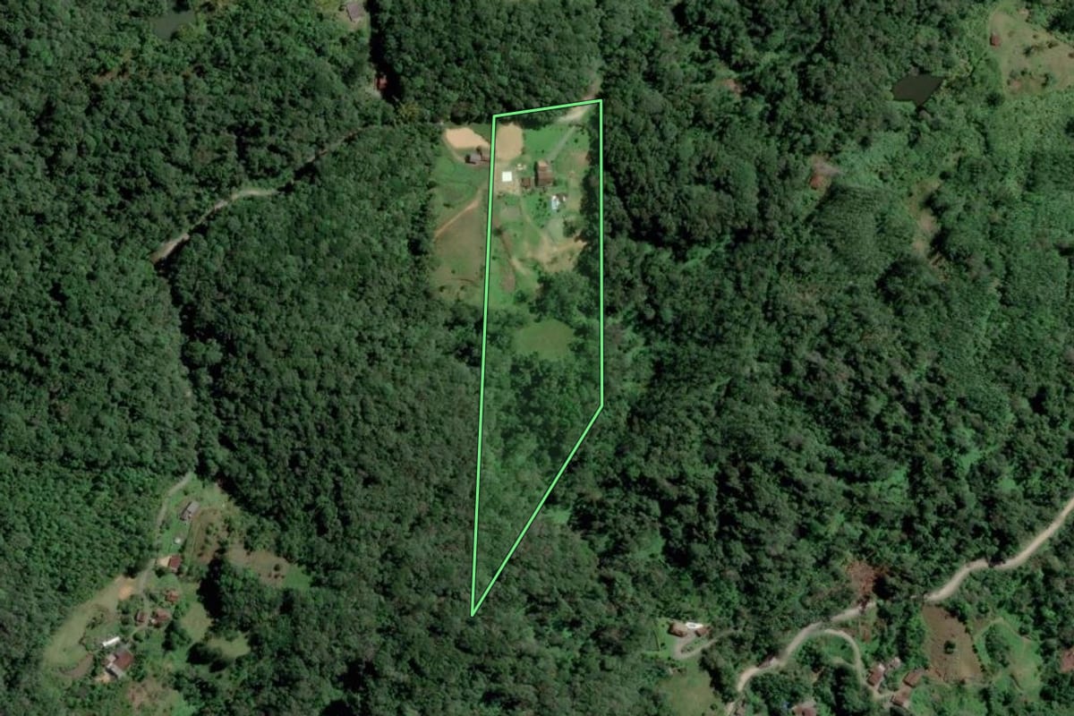 Imagem de satélite do imóvel rural em Blumenau (SC), com o contorno declarado no CAR desenhado por cima.