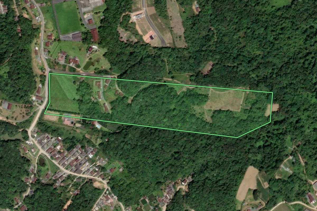 Imagem de satélite do imóvel rural em Blumenau (SC), com o contorno declarado no CAR desenhado por cima.