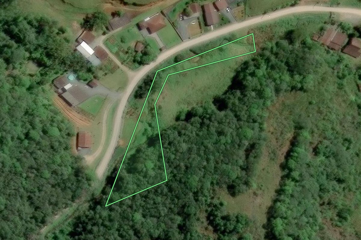 Imagem de satélite do imóvel rural em Blumenau (SC), com o contorno declarado no CAR desenhado por cima.