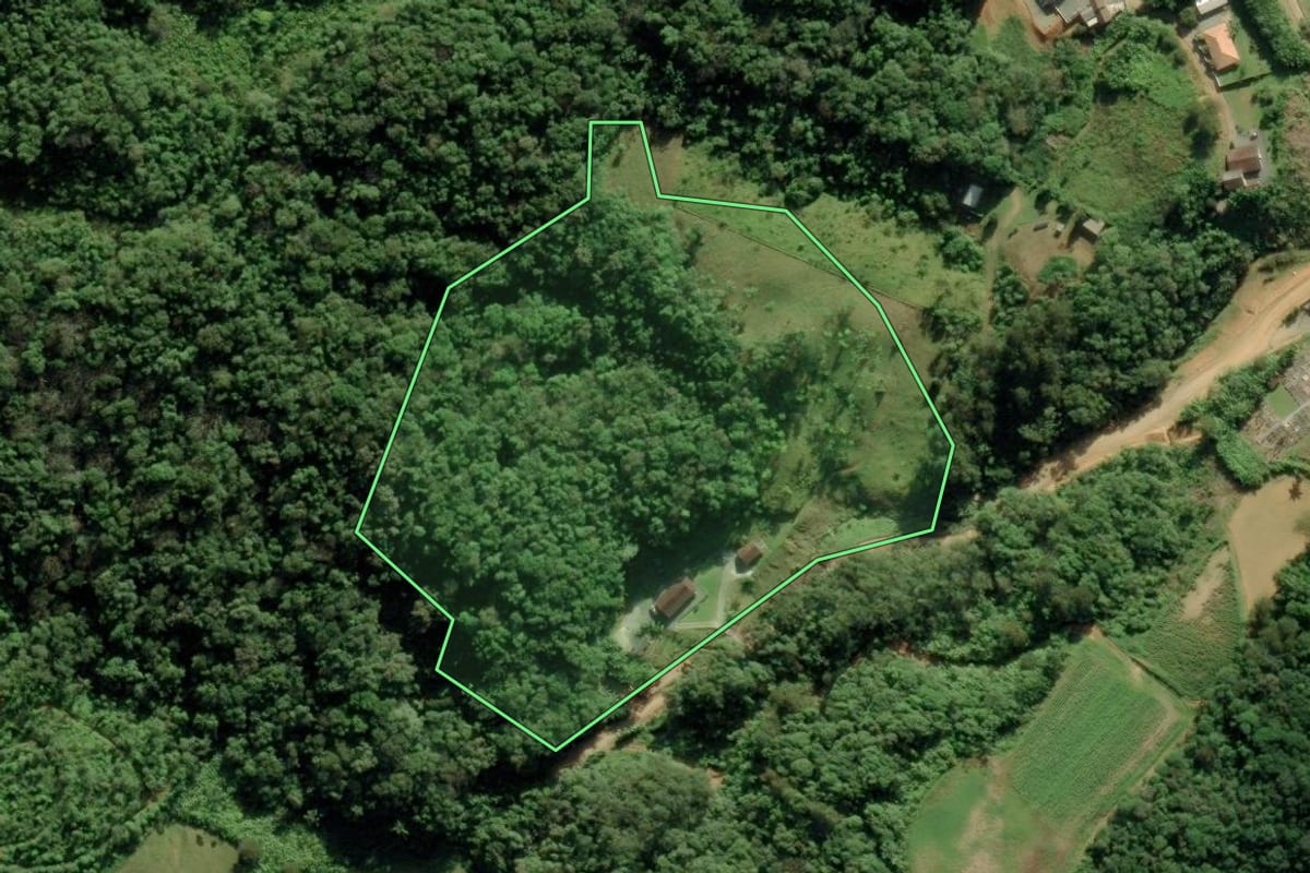 Imagem de satélite do imóvel rural em Blumenau (SC), com o contorno declarado no CAR desenhado por cima.