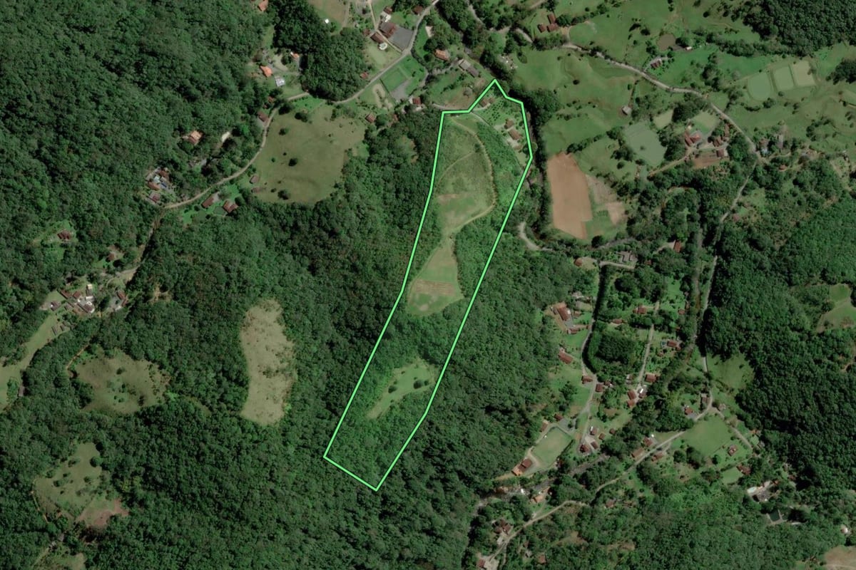 Imagem de satélite do imóvel rural em Blumenau (SC), com o contorno declarado no CAR desenhado por cima.