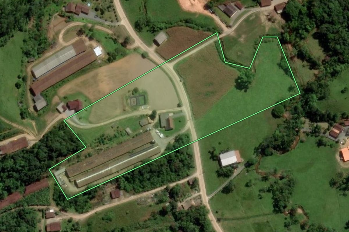 Imagem de satélite do imóvel rural em Blumenau (SC), com o contorno declarado no CAR desenhado por cima.
