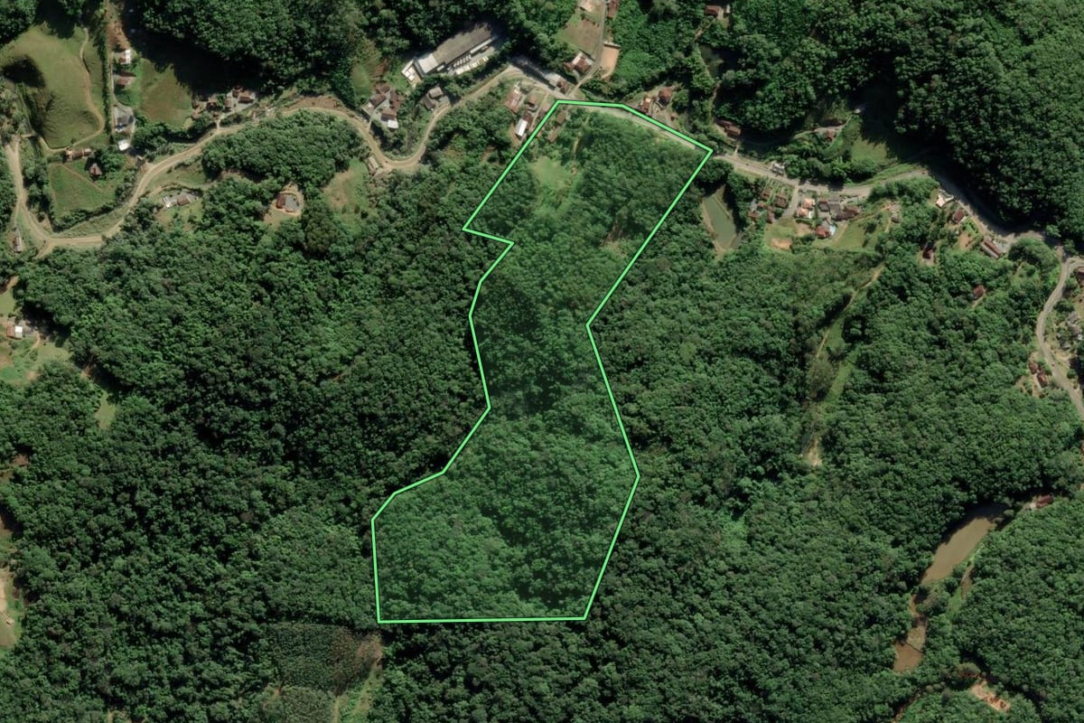 Imagem de satélite do imóvel rural em Blumenau (SC), com o contorno declarado no CAR desenhado por cima.