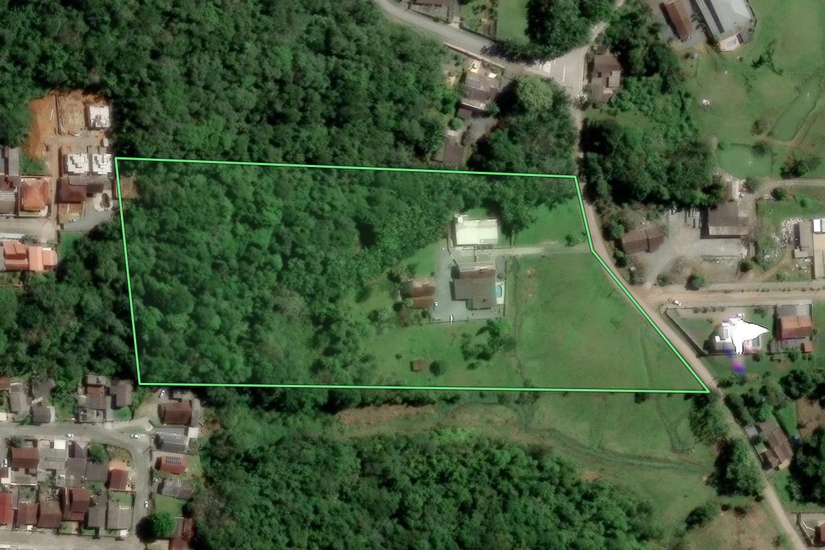 Imagem de satélite do imóvel rural em Blumenau (SC), com o contorno declarado no CAR desenhado por cima.