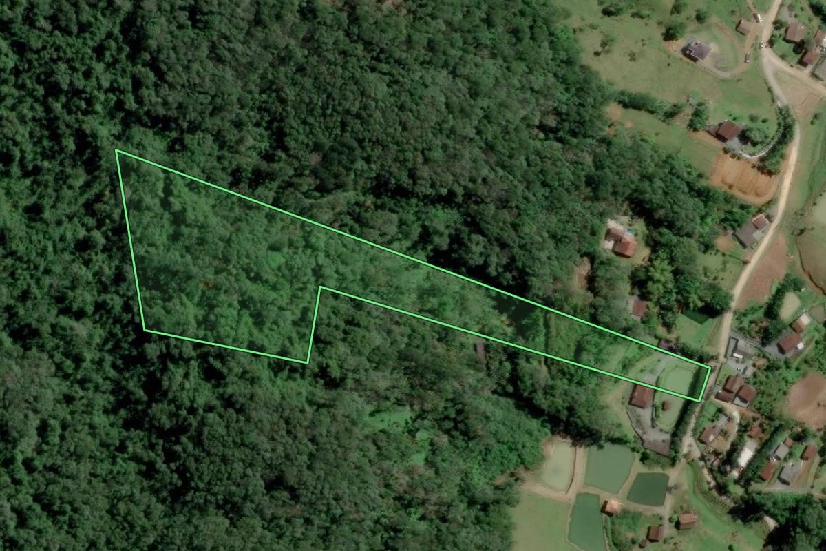 Imagem de satélite do imóvel rural em Blumenau (SC), com o contorno declarado no CAR desenhado por cima.