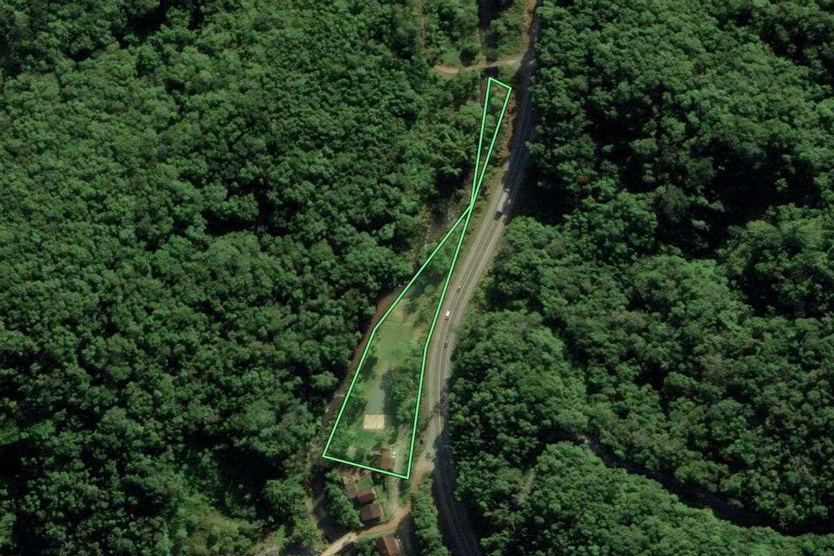 Imagem de satélite do imóvel rural em Blumenau (SC), com o contorno declarado no CAR desenhado por cima.