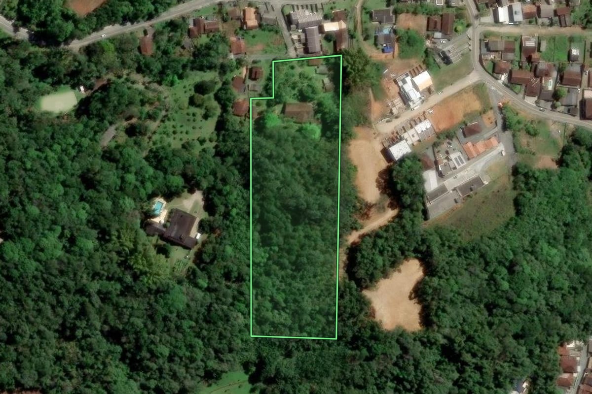 Imagem de satélite do imóvel rural em Blumenau (SC), com o contorno declarado no CAR desenhado por cima.