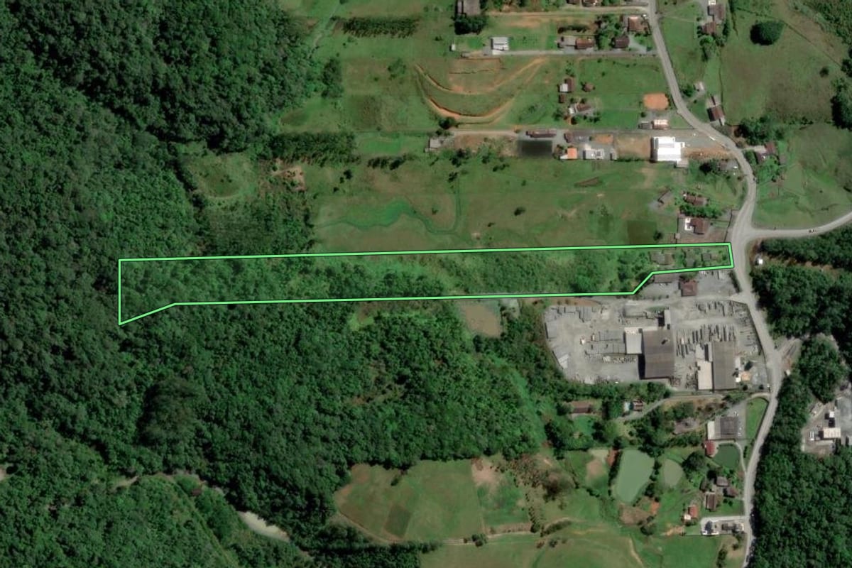 Imagem de satélite do imóvel rural em Blumenau (SC), com o contorno declarado no CAR desenhado por cima.