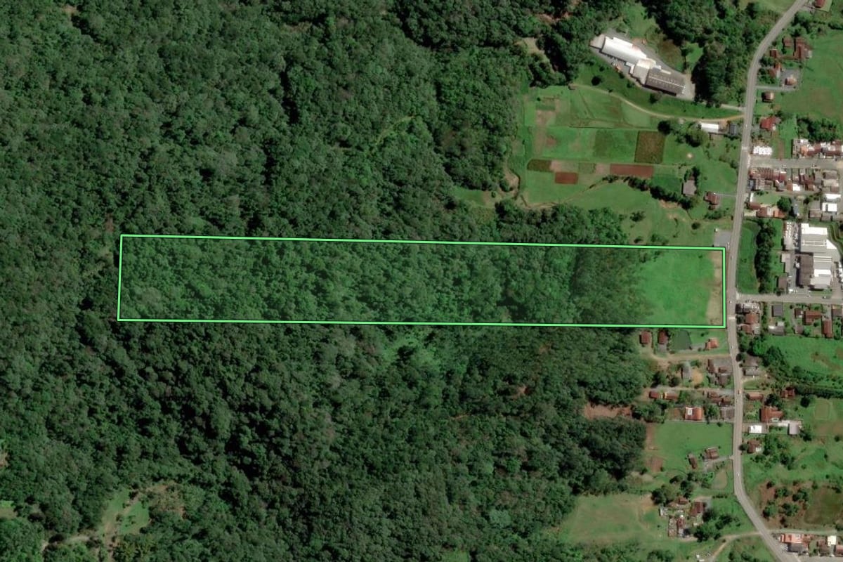 Imagem de satélite do imóvel rural em Blumenau (SC), com o contorno declarado no CAR desenhado por cima.