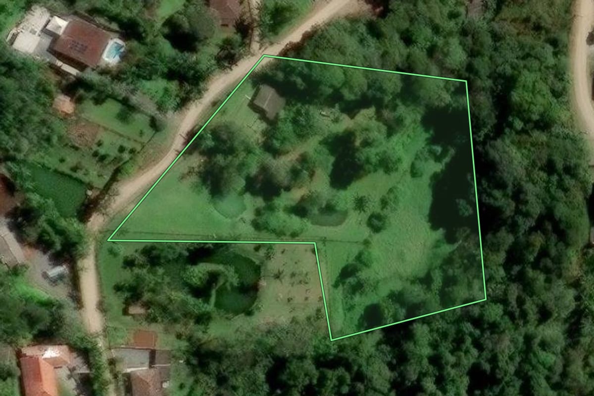 Imagem de satélite do imóvel rural em Blumenau (SC), com o contorno declarado no CAR desenhado por cima.