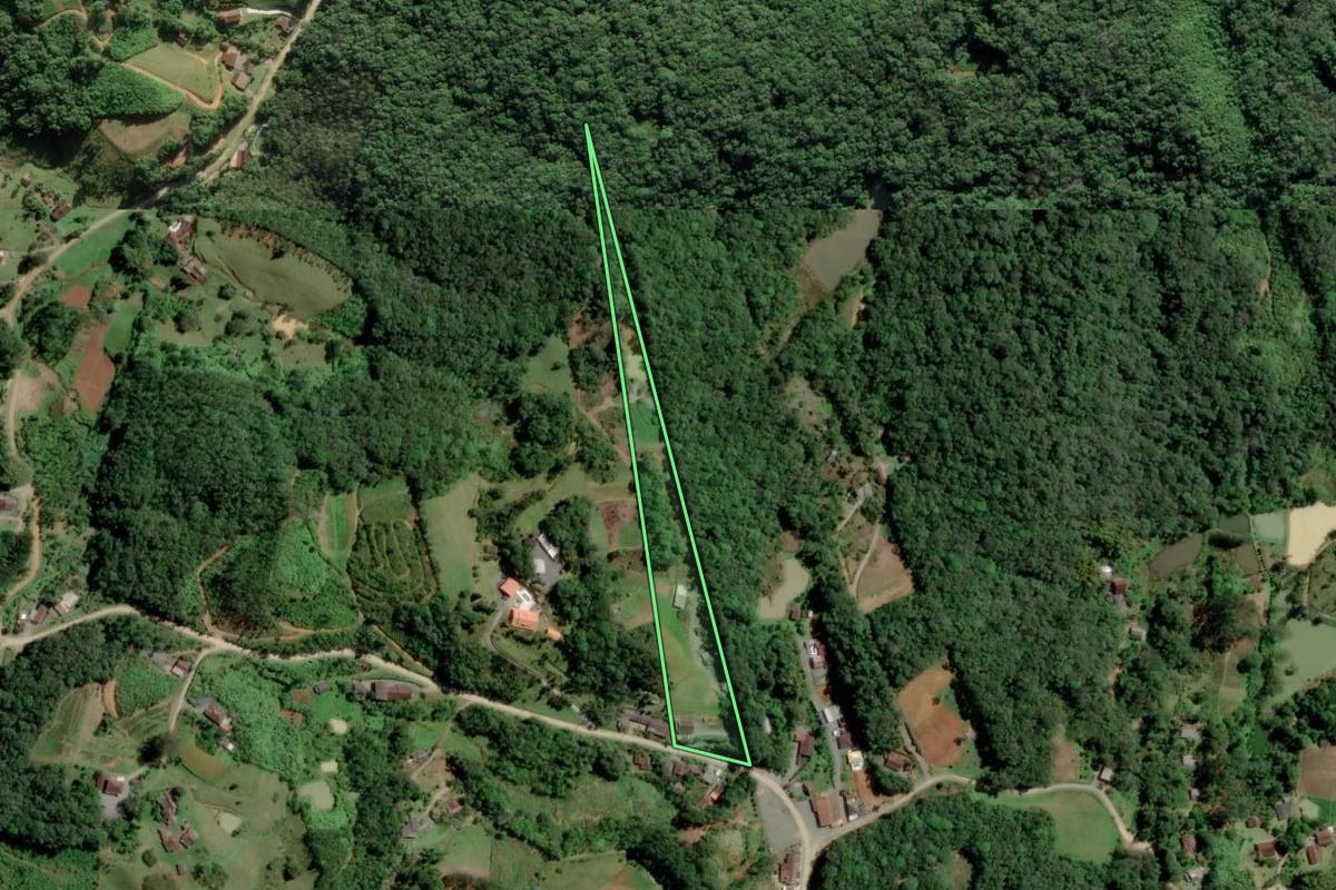 Imagem de satélite do imóvel rural em Blumenau (SC), com o contorno declarado no CAR desenhado por cima.