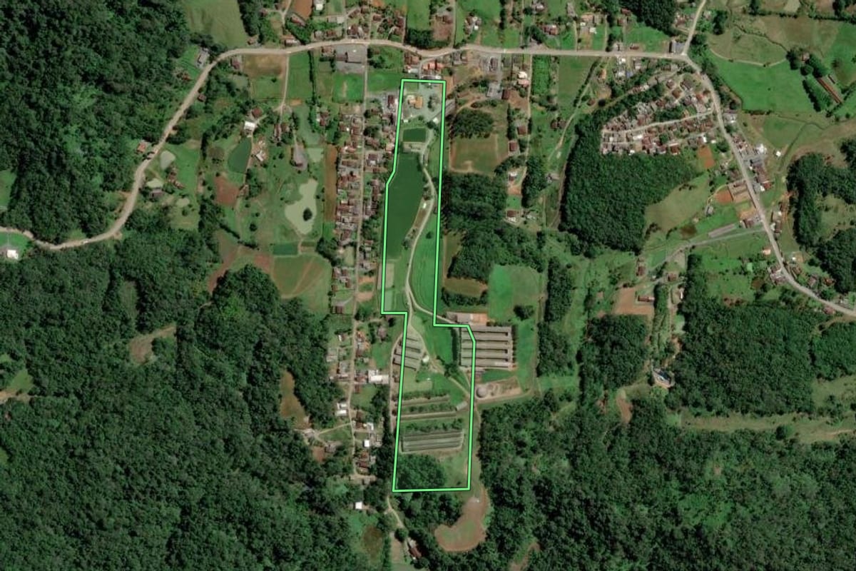 Imagem de satélite do imóvel rural em Blumenau (SC), com o contorno declarado no CAR desenhado por cima.