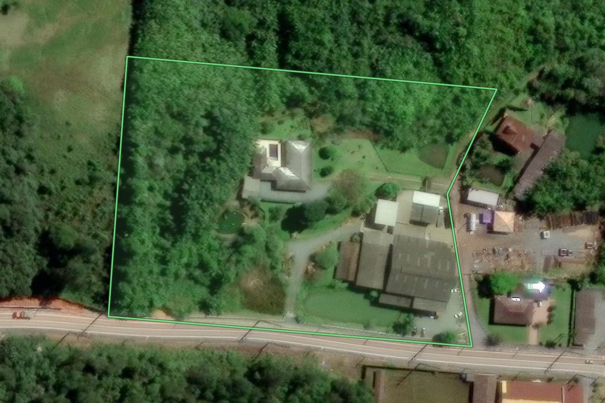 Imagem de satélite do imóvel rural em Blumenau (SC), com o contorno declarado no CAR desenhado por cima.