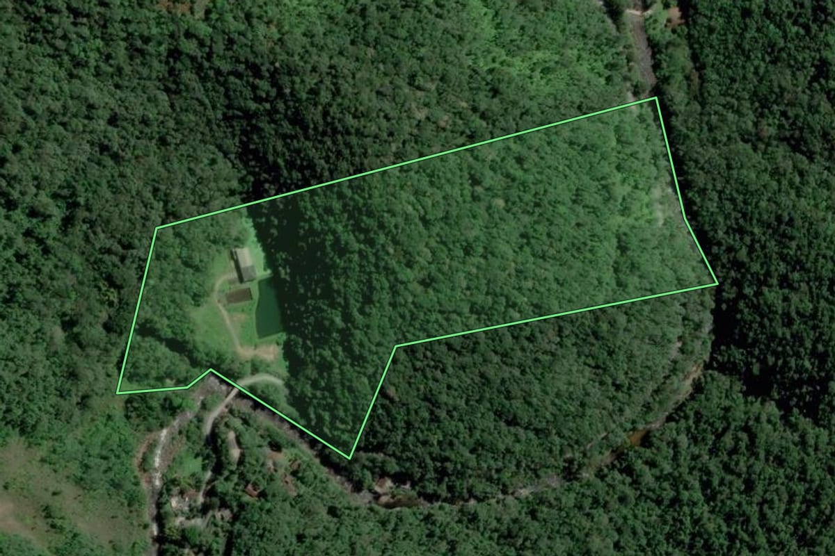 Imagem de satélite do imóvel rural em Blumenau (SC), com o contorno declarado no CAR desenhado por cima.