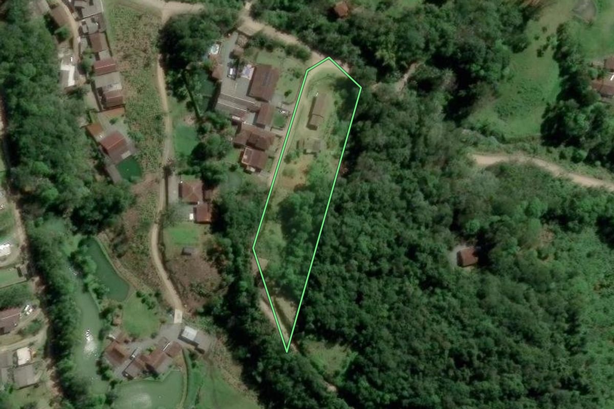 Imagem de satélite do imóvel rural em Blumenau (SC), com o contorno declarado no CAR desenhado por cima.