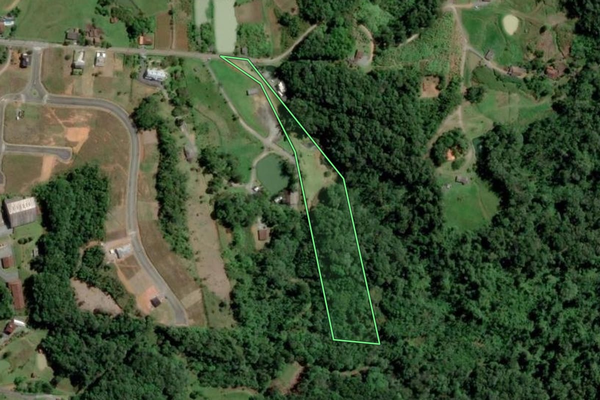 Imagem de satélite do imóvel rural em Blumenau (SC), com o contorno declarado no CAR desenhado por cima.