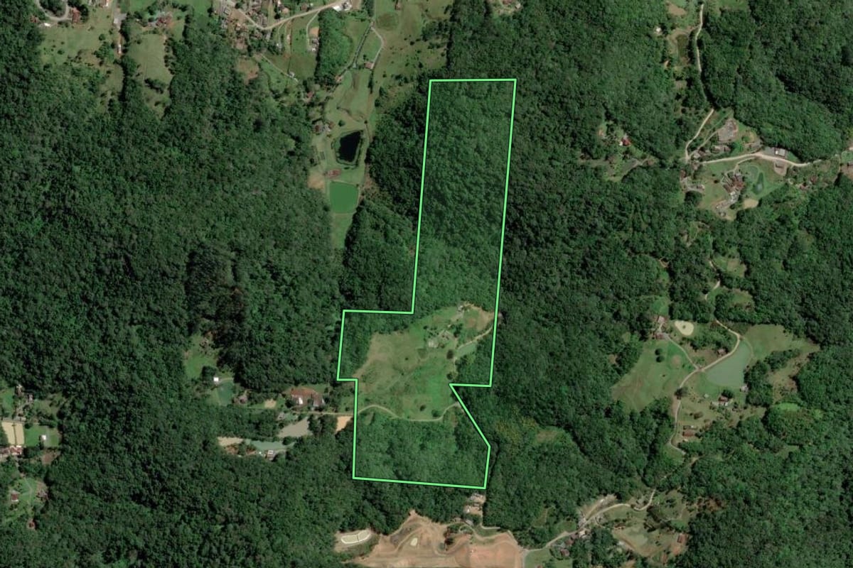 Imagem de satélite do imóvel rural em Blumenau (SC), com o contorno declarado no CAR desenhado por cima.