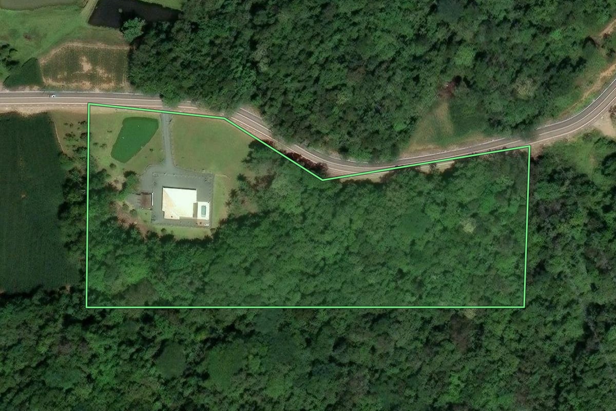Imagem de satélite do imóvel rural em Blumenau (SC), com o contorno declarado no CAR desenhado por cima.