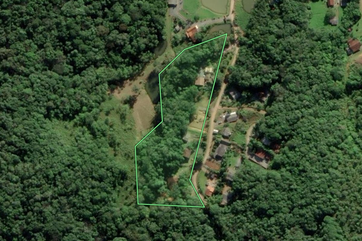 Imagem de satélite do imóvel rural em Blumenau (SC), com o contorno declarado no CAR desenhado por cima.