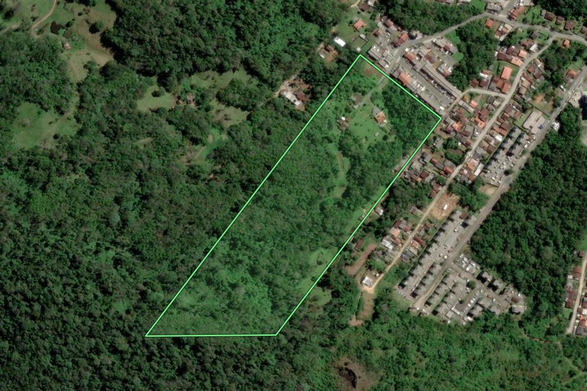 Imagem de satélite do imóvel rural em Blumenau (SC), com o contorno declarado no CAR desenhado por cima.