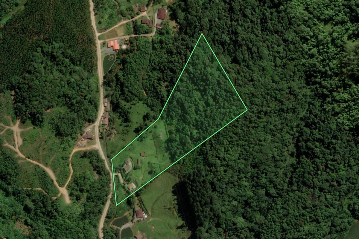 Imagem de satélite do imóvel rural em Blumenau (SC), com o contorno declarado no CAR desenhado por cima.