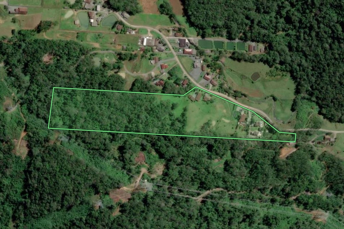 Imagem de satélite do imóvel rural em Blumenau (SC), com o contorno declarado no CAR desenhado por cima.