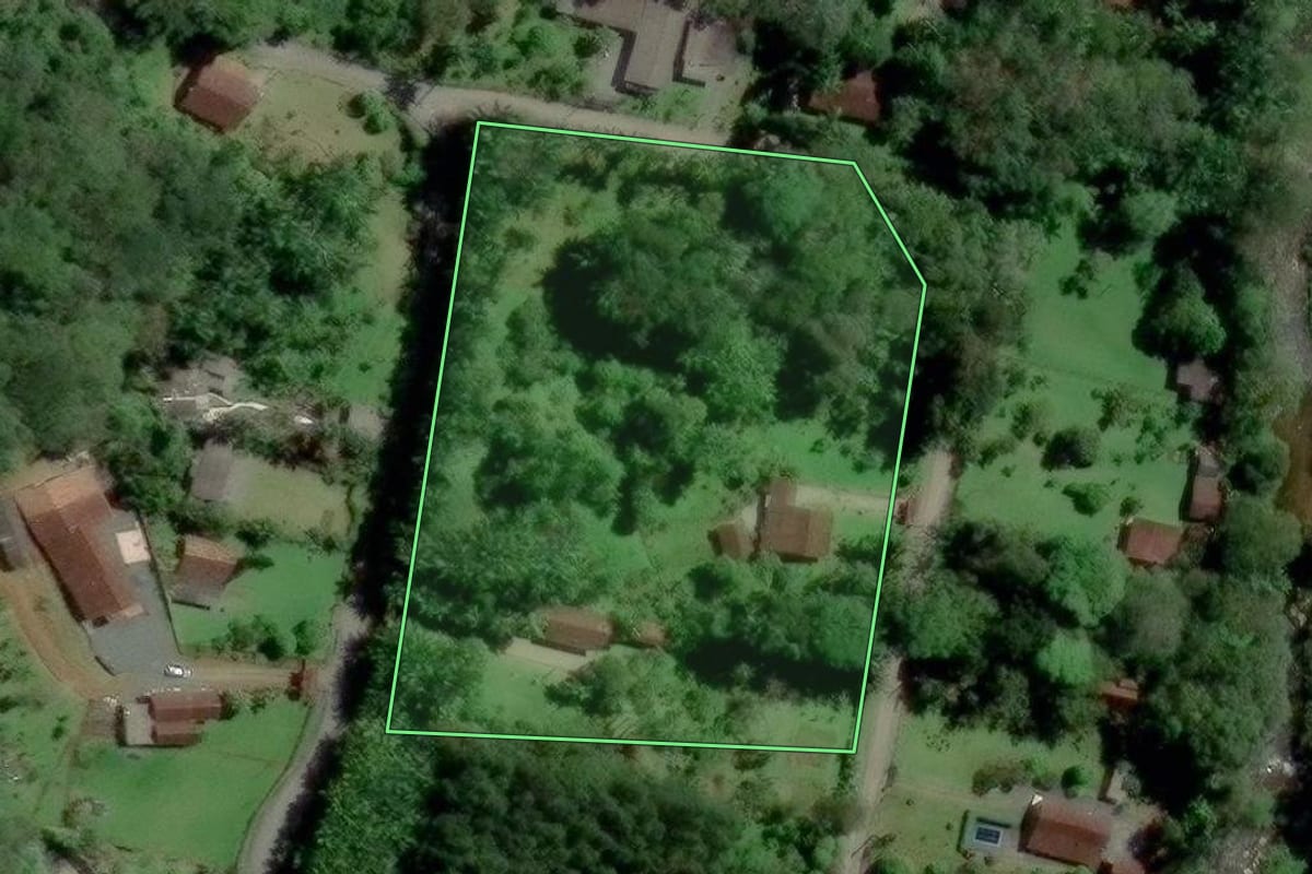 Imagem de satélite do imóvel rural em Blumenau (SC), com o contorno declarado no CAR desenhado por cima.