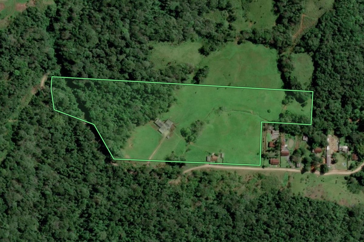 Imagem de satélite do imóvel rural em Blumenau (SC), com o contorno declarado no CAR desenhado por cima.