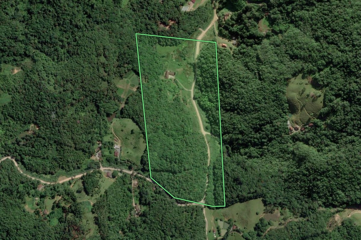 Imagem de satélite do imóvel rural em Blumenau (SC), com o contorno declarado no CAR desenhado por cima.