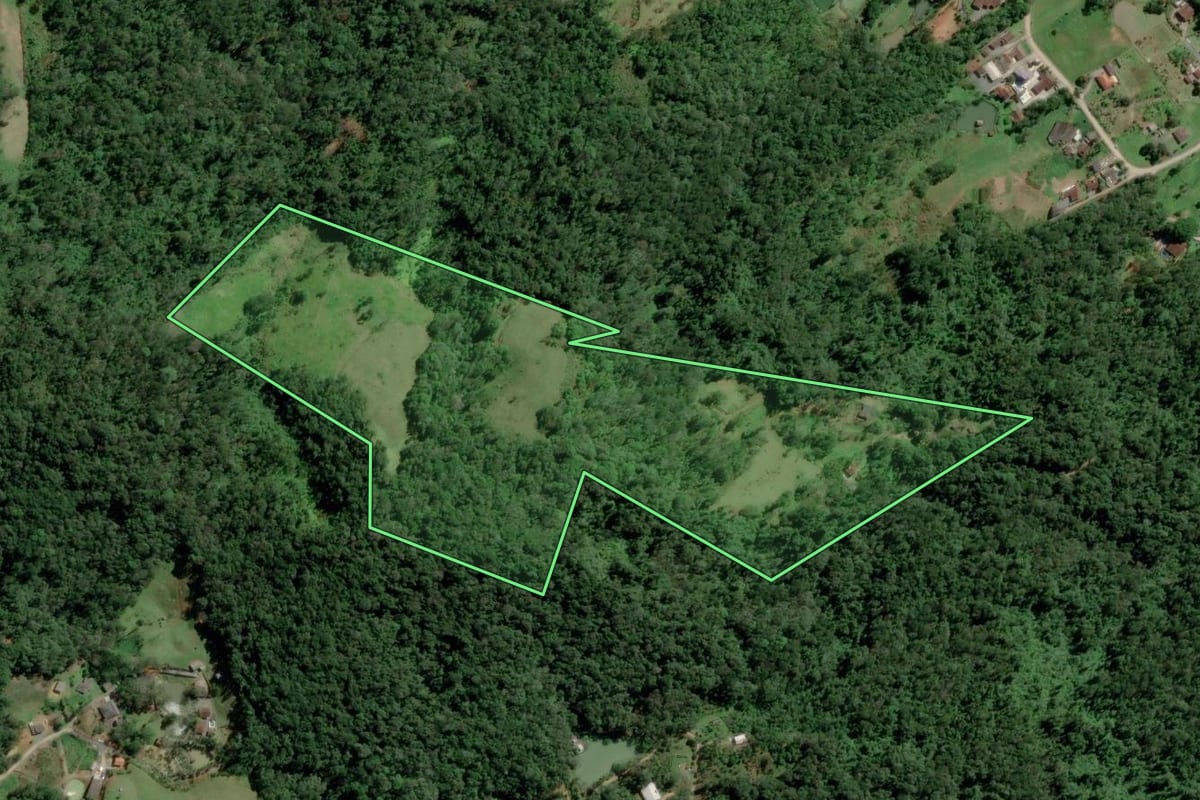 Imagem de satélite do imóvel rural em Blumenau (SC), com o contorno declarado no CAR desenhado por cima.