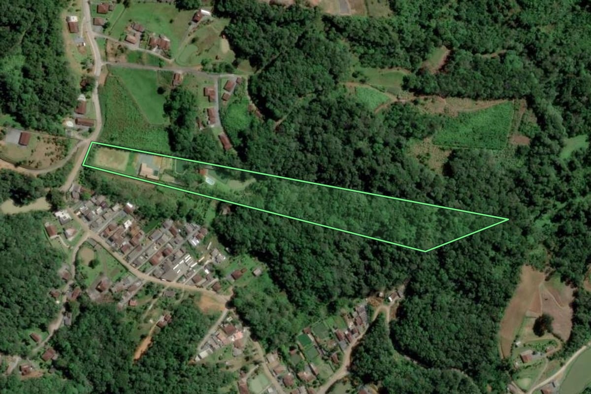 Imagem de satélite do imóvel rural em Blumenau (SC), com o contorno declarado no CAR desenhado por cima.