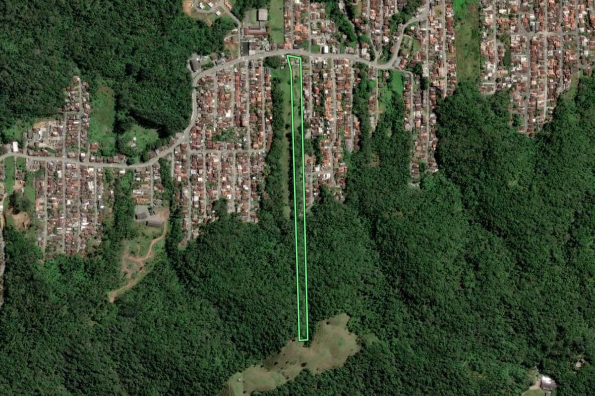 Imagem de satélite do imóvel rural em Blumenau (SC), com o contorno declarado no CAR desenhado por cima.