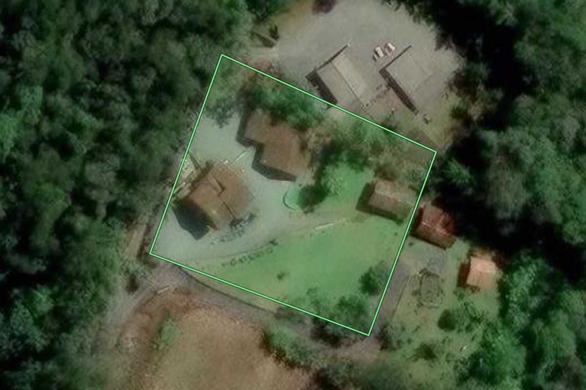 Imagem de satélite do imóvel rural em Blumenau (SC), com o contorno declarado no CAR desenhado por cima.