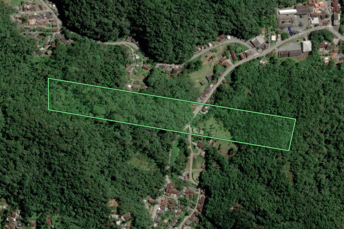 Imagem de satélite do imóvel rural em Blumenau (SC), com o contorno declarado no CAR desenhado por cima.