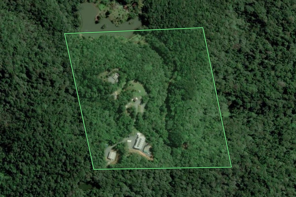 Imagem de satélite do imóvel rural em Blumenau (SC), com o contorno declarado no CAR desenhado por cima.