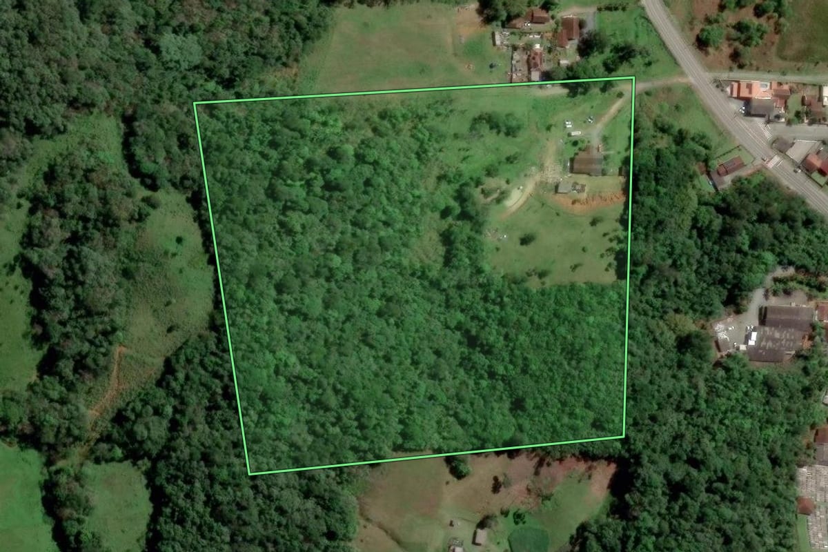 Imagem de satélite do imóvel rural em Blumenau (SC), com o contorno declarado no CAR desenhado por cima.