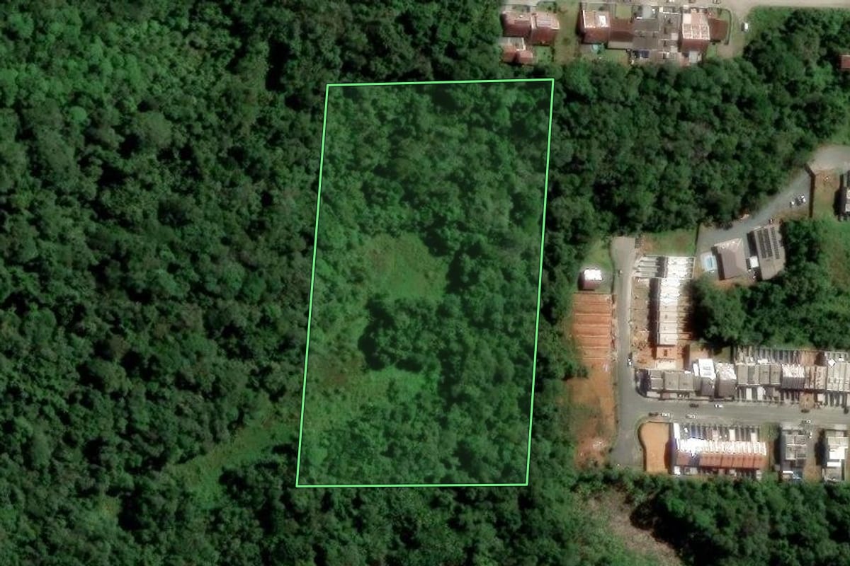 Imagem de satélite do imóvel rural em Blumenau (SC), com o contorno declarado no CAR desenhado por cima.
