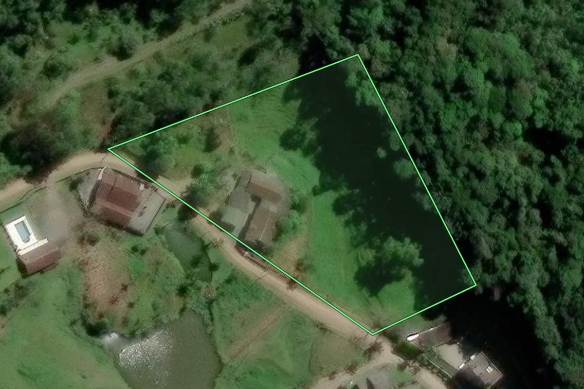 Imagem de satélite do imóvel rural em Blumenau (SC), com o contorno declarado no CAR desenhado por cima.