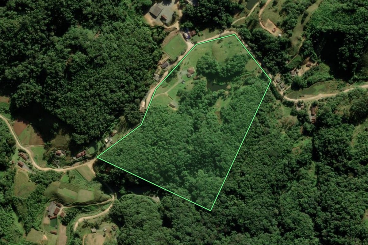 Imagem de satélite do imóvel rural em Blumenau (SC), com o contorno declarado no CAR desenhado por cima.