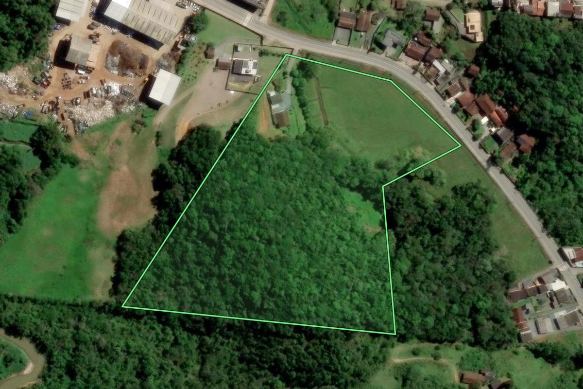 Imagem de satélite do imóvel rural em Blumenau (SC), com o contorno declarado no CAR desenhado por cima.