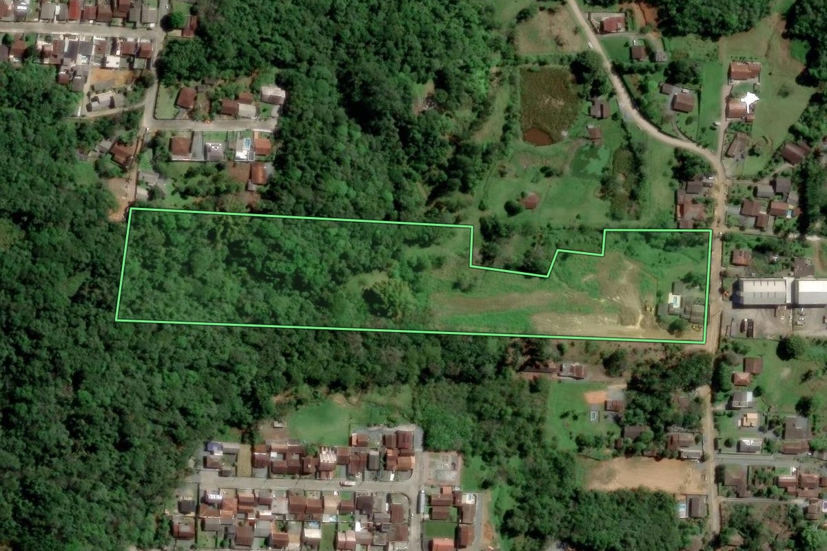 Imagem de satélite do imóvel rural em Blumenau (SC), com o contorno declarado no CAR desenhado por cima.