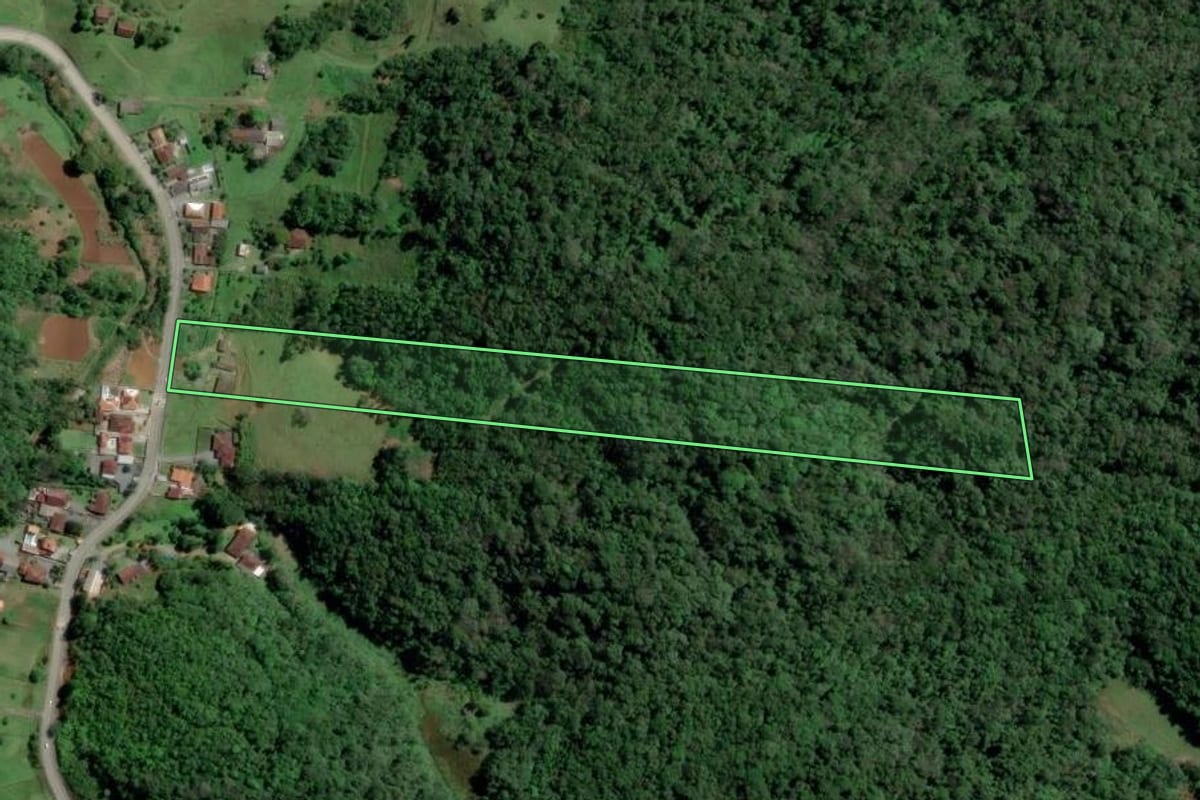 Imagem de satélite do imóvel rural em Blumenau (SC), com o contorno declarado no CAR desenhado por cima.