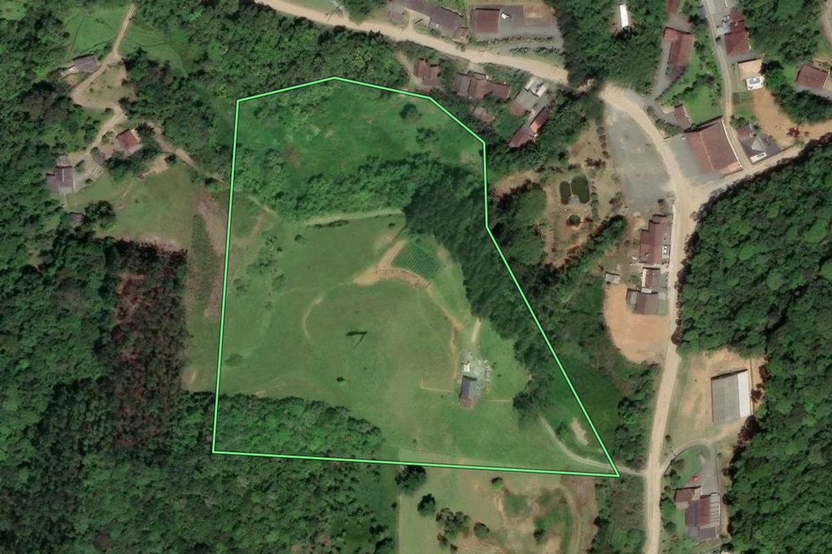 Imagem de satélite do imóvel rural em Blumenau (SC), com o contorno declarado no CAR desenhado por cima.