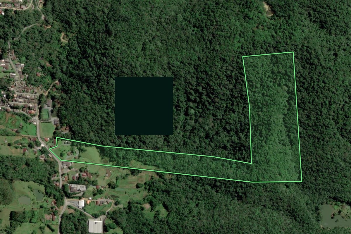 Imagem de satélite do imóvel rural em Blumenau (SC), com o contorno declarado no CAR desenhado por cima.
