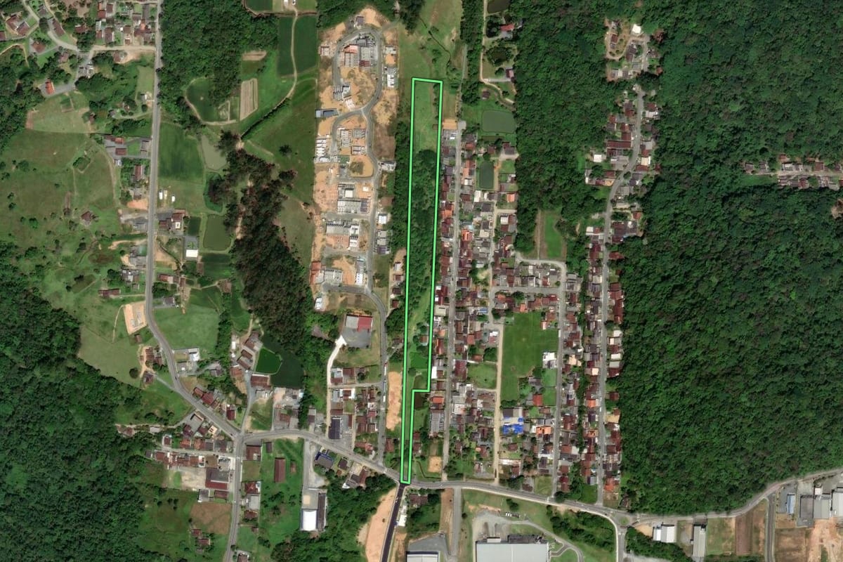 Imagem de satélite do imóvel rural em Blumenau (SC), com o contorno declarado no CAR desenhado por cima.