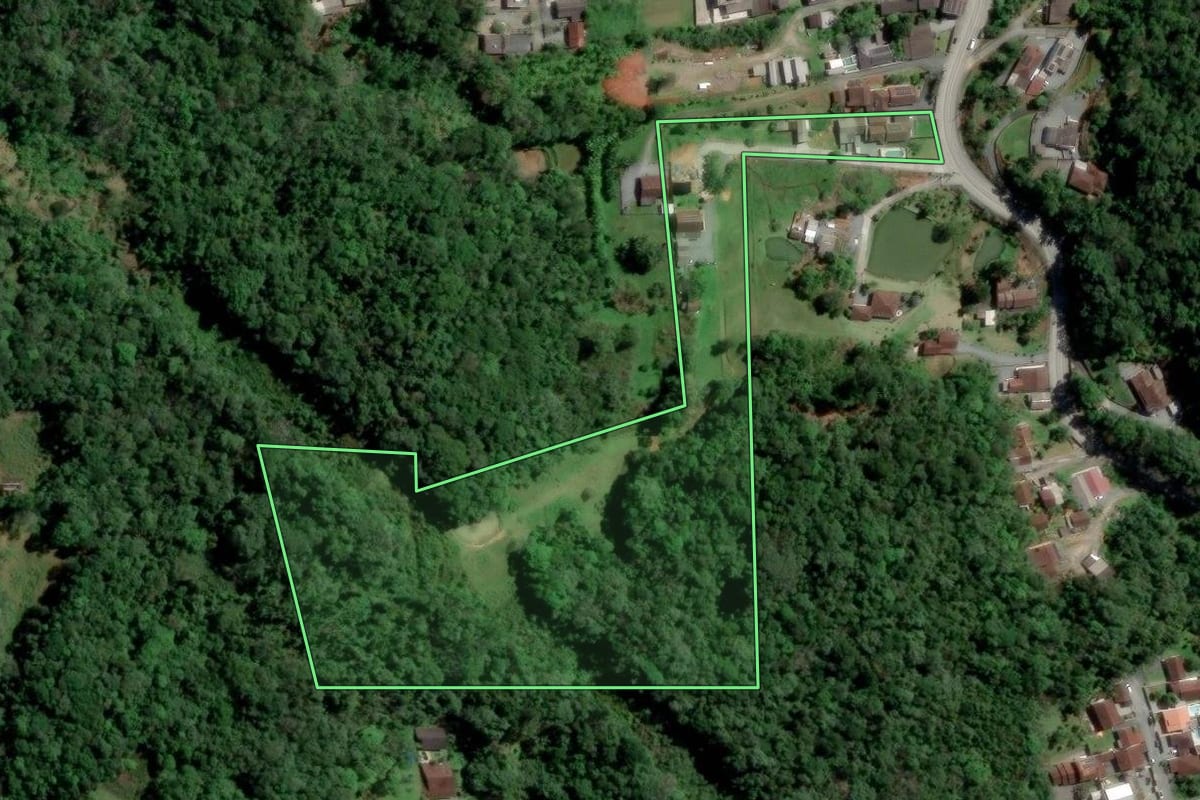 Imagem de satélite do imóvel rural em Blumenau (SC), com o contorno declarado no CAR desenhado por cima.