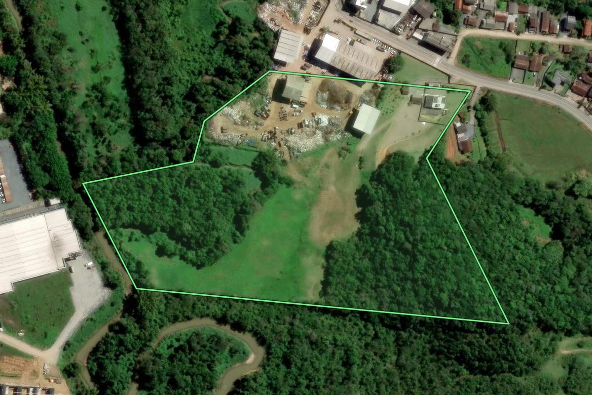 Imagem de satélite do imóvel rural em Blumenau (SC), com o contorno declarado no CAR desenhado por cima.
